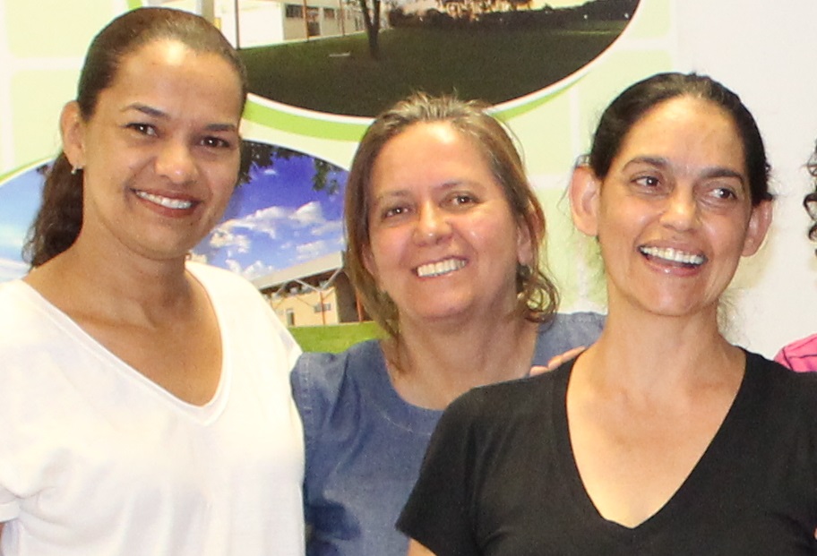 Silvia Rodrigues Vicente Neves (centro) com as intérpretes Cátia Dias Marques e Marly Rodrigues Silva de Souza, do Instituto Federal de Goiás - Câmpus Aparecida de Goiânia. Silvia é surda e escreveu um depoimento sobre a importância do apoio dos profissionais tradutores para sua formação em Pedagogia Bilíngue. Silvia Rodrigues Vicente Neves (centro) com as intérpretes Cátia Dias Marques e Marly Rodrigues Silva de Souza, do Instituto Federal de Goiás - Câmpus Aparecida de Goiânia. Silvia é surda e escreveu um depoimento sobre a importância do apoio dos profissionais tradutores para sua formação em Pedagogia Bilíngue.